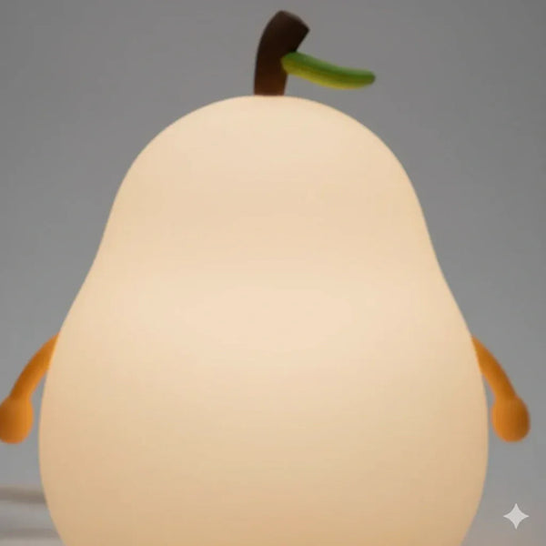 Gros plan sur la veilleuse LED poire, mettant en valeur sa finition lisse, ses matériaux de qualité supérieure et son design adorable.
